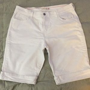 FINAL $ DROP Levi’s White 515 Shorts Women’s 14